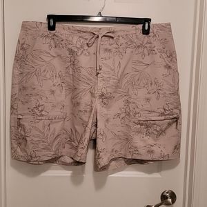 Pretty beige shorts w/hibiscus print